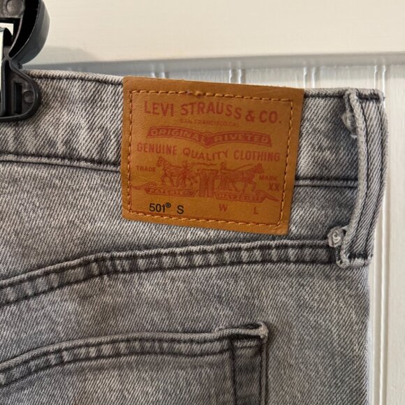 Levi 501 Skinny Straight Grey Wash Jeans (32 waist, 28 inseam) - Picture 3 of 5